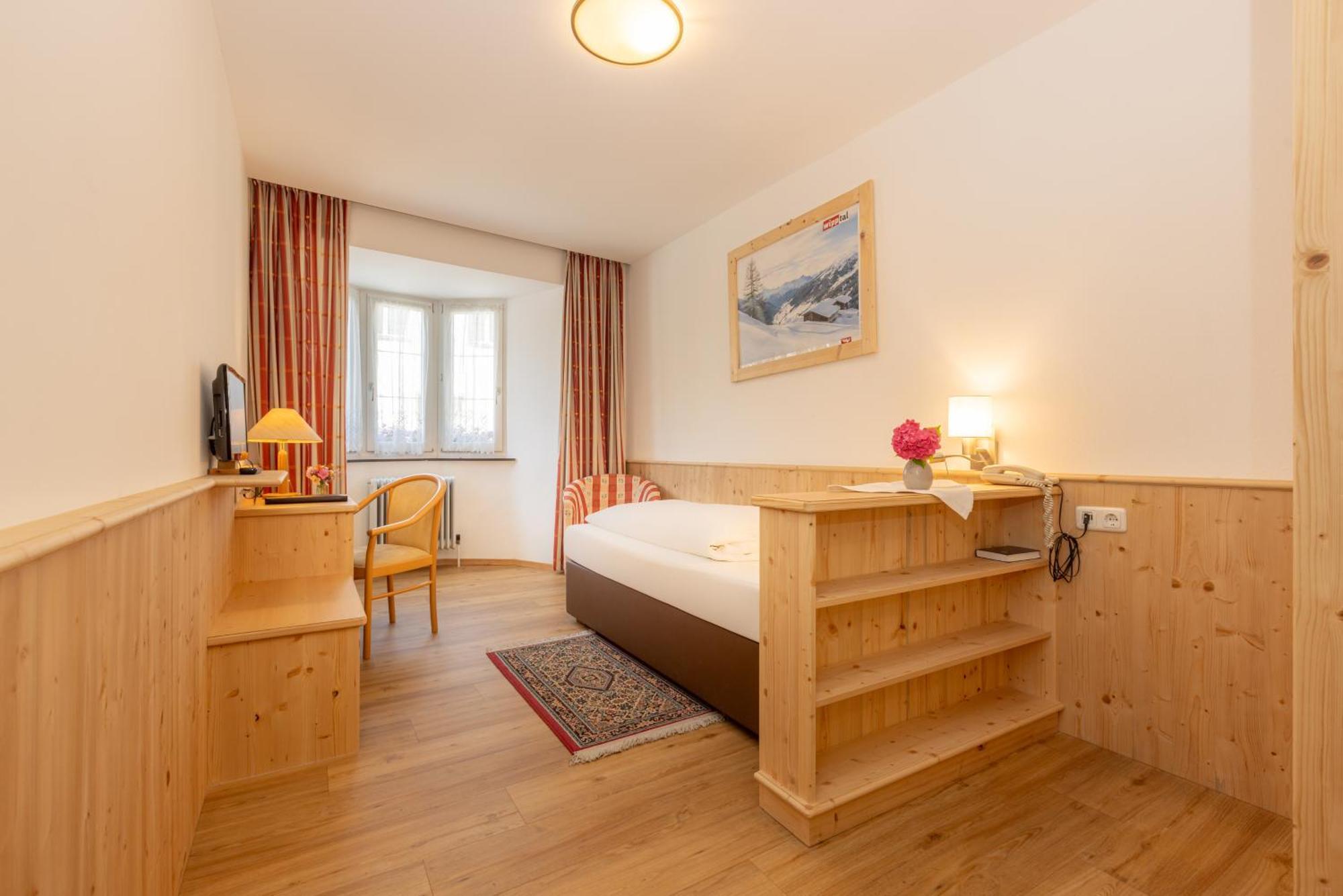 Hotel Krone มาเทร อัม เบรนเนอร์ ภายนอก รูปภาพ