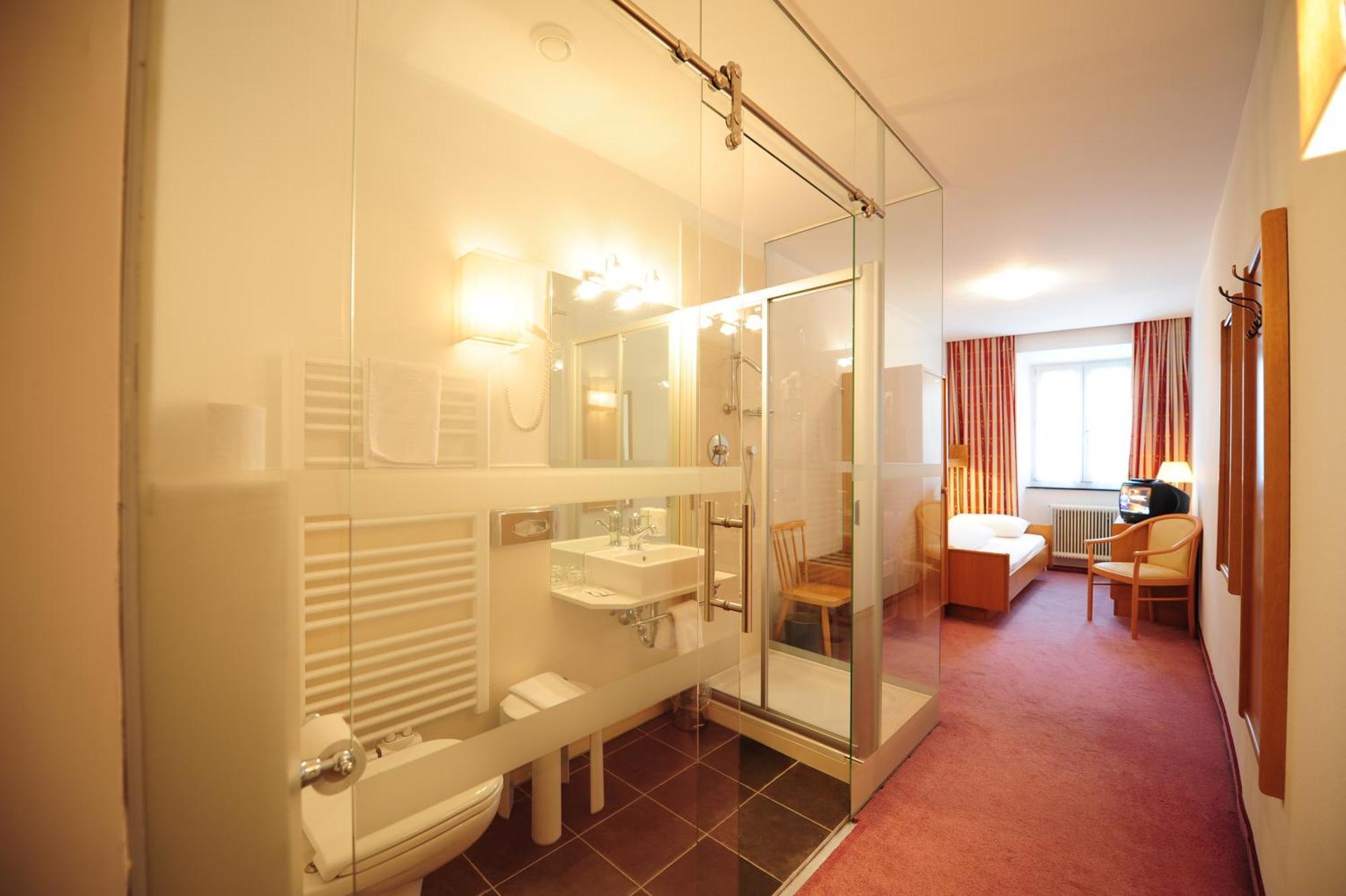 Hotel Krone มาเทร อัม เบรนเนอร์ ภายนอก รูปภาพ